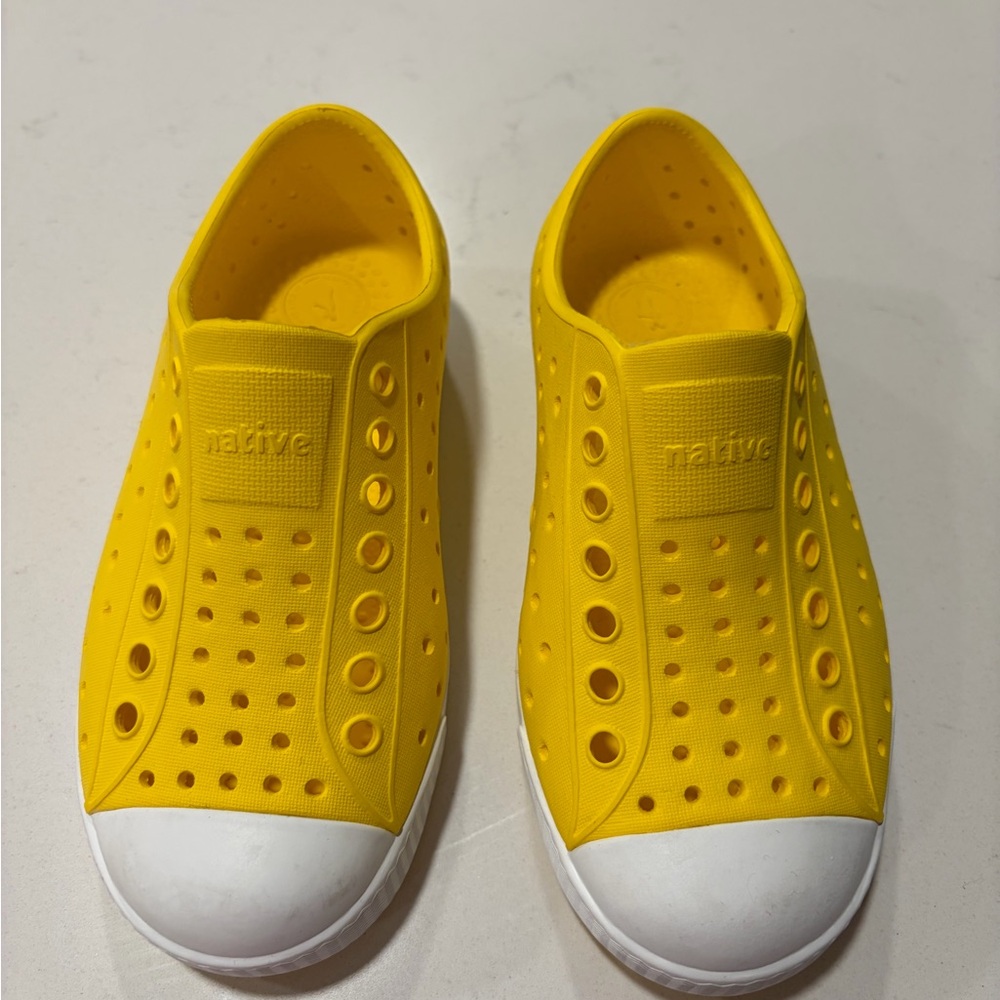 New Native Kids Bright Yellow Water Shoes Sz 10